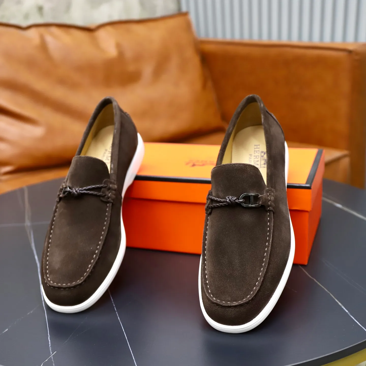 Ex-factory price: 540💰Hermès/Hermès slip-on men's shoes. This shoe is made of imported cow suede leather, with simple and smooth lines, and a 3CM rubber foam ultra-light sole combined with aerodynamic design! Youthful and fashionable, H button decoration, contrasting leather embellishment on the heel, calf lining to gently wrap your feet, with embossed logo cowhide feet, leather rock strips, casual and urban style, highlighting youthful vitality, sports and leisure version, super versatile Size number: 38-39-40-41-42-43-44 Standard leather shoe size (45 can be customized but does not support returns)